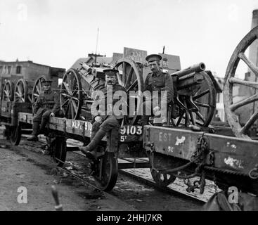 Première Guerre mondiale ; épidémie de septembre 1914 des soldats britanniques vus ici gardaient des chargements de camions d'artillerie allemande capturée alors que l'expédition attend le chargement sur un quai français.Les armes sont sur le chemin du retour à la Grande-Bretagne en tant que trophées de guerre. Banque D'Images