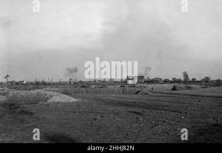 Des obus éclatant sur le champ de bataille près de Diksmuide pendant la bataille de l'Yser, des tranchées de l'armée belge peuvent être vues au premier plan .Vers octobre 17th 1914 Banque D'Images