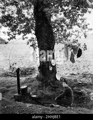 Armée de service corps France octobre 1914 Soldat de l'armée de service corps vu ici cuisiner un repas chaud sur un terrain de fortune cuisine dans le fond suspendu d'un arbre sont des ustensiles de cuisine ainsi que la lessive de cuisiniers.Vers octobre 10th 1914 Banque D'Images