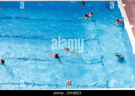 Blanes, Catalogne, Espagne.- 25 juillet 2017, vue de dessus de la piscine municipale dans un complexe résidentiel avec des personnes flottant. Banque D'Images