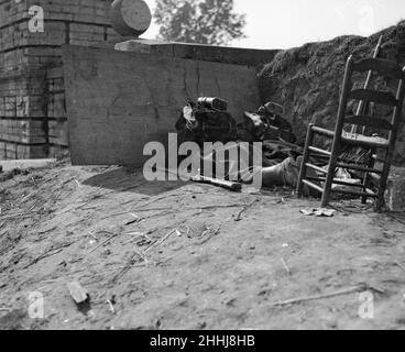 Soldats belges dans une tranchée protégée par une tôle d'acier près de la ville d'Audeghem 28th septembre 1914. Banque D'Images