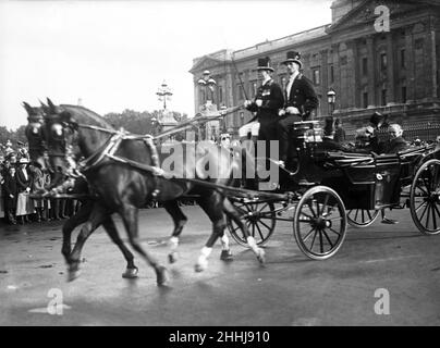 Le Premier ministre David Lloyd George, conduit dans une calèche à ciel ouvert devant le palais de Buckingham, à son arrivée de France après la signature du Traité de paix.29th juin 1919. Banque D'Images