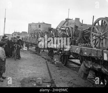 Première Guerre mondiale ; épidémie de septembre 1914 des soldats britanniques vus ici gardaient des chargements de camions d'artillerie allemande capturée alors que l'expédition attend le chargement sur un quai français.Les armes sont sur le chemin du retour à la Grande-Bretagne en tant que trophées de guerre. Banque D'Images