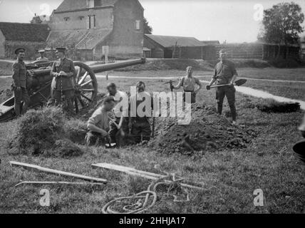 Des membres de l'Artillerie royale ont vu ici construire des emplois de terre autour de leurs canons dans le nord de la France.Vers octobre 1914 *** Légende locale *** publié Da Banque D'Images