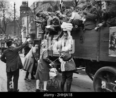 Élections présidentielles en Allemagne mars-avril 1925. Ce sont les premières élections directes au poste de Président du Reich (ReichsprŠsident), chef d'Etat de l'Allemagne pendant la République de Weimar 1919-1933.Le premier tour s'est tenu le 29th mars et le deuxième tour, composé de trois candidats principaux, a eu lieu le 26th avril.Photos: Les partisans du candidat indépendant Paul Von Hindenburg envoient des dépliants pour la distribution de rue à Berlin.Von Hindenburg a remporté l'élection avec le soutien des partis DVP, DNVP et BVP.Photo prise : 26th avril 1925. Banque D'Images