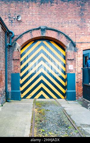 Dépôt de chemin de fer au musée du chemin de fer de york montrant la porte avec des chevrons jaunes et noirs à York Banque D'Images