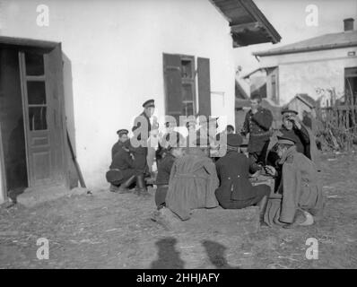 Les soldats russes ont vu ici manger le souper dans un village galicien alors que l'armée avance sur Lemberg.Vers septembre 1914 Banque D'Images