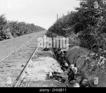 Bataille de Hofstade.Les soldats belges s'abritent dans une tranchée à côté d'une ligne de chemin de fer.Des obus qui les débordent, ils ont perdu leurs quatre commandants.Vers le 25th août 1914 Banque D'Images