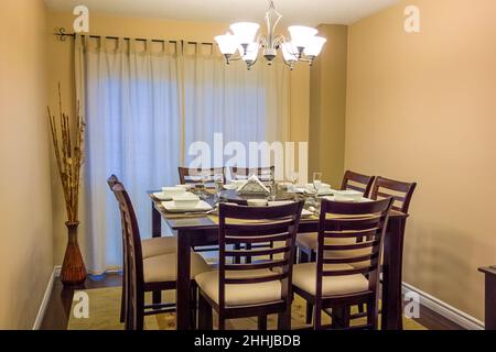 Salle à manger avec table pour 8 personnes Banque D'Images