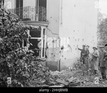 Les officiers de l'armée belge inspectent les derniers dégâts causés par la bombe à Anvers à la suite d'une des trois raids aériens effectués sur la ville par les navires allemands Zeppelin à la fin août 1914 Banque D'Images