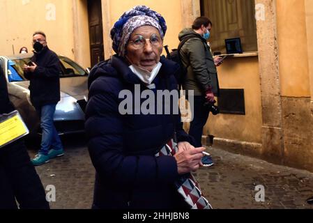 Rome, Italie.24th janvier 2022.La sénatrice Emma Bonino a été vue à l'extérieur du Parlement lors du vote pour le nouveau Président de la République.Crédit : SOPA Images Limited/Alamy Live News Banque D'Images