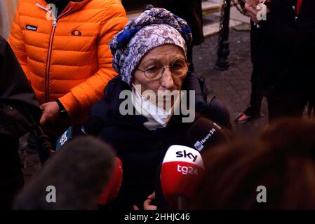 Rome, Italie.24th janvier 2022.La sénatrice Emma Bonino s'adresse à la presse à l'extérieur du Parlement lors du vote pour le nouveau Président de la République.(Photo par Vincenzo Nuzzolese/SOPA Images/Sipa USA) crédit: SIPA USA/Alamy Live News Banque D'Images