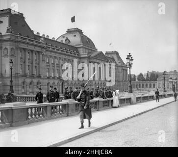 Des infirmières anglaises ont vu ici rencontrer des soldats belges à l'extérieur du Palais Royal avant de quitter Bruxelles pour avoir tendance aux blessés.Les habitants leur ont donné un accueil splendide, et tout le monde a commenté à quel point ils avaient l'air gentils et sympathiques.Leurs soldats, ils pensaient qu'ils seraient dans des mains habiles.Chaque homme qui revient au capitasl de Liège est considéré comme un héros et est fait pour raconter encore et encore la merveilleuse histoire de la façon dont les Allemands ont été repulsés par une petite bande héroïque de défenseurs.Août 1914 Banque D'Images