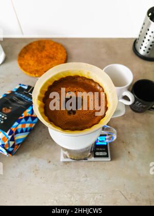 Préparation d'une casserole de café noir filtré à l'aide d'un égouttoir V60 Banque D'Images