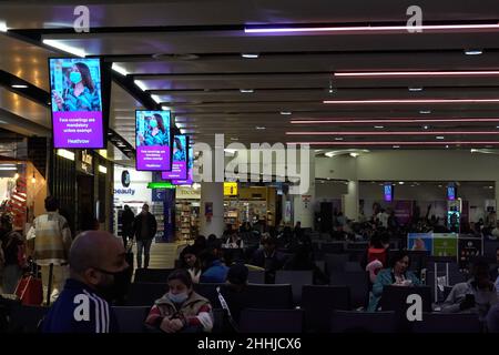 Sao Paulo, Sao Paulo, Brésil.22nd janvier 2022.Panneau numérique affichant un avertissement sur l'utilisation obligatoire des masques de protection, dans la zone des départs du terminal 3 de l'aéroport de Heathrow, Londres, le 22 janvier 2022.(Image de crédit : © Paulo Lopes/ZUMA Press Wire) Banque D'Images