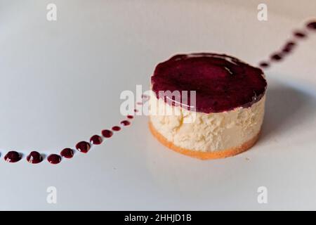 design art rouge dessert fromage présentation blanc noir dessus framboise Banque D'Images