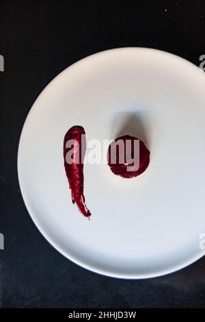 design art rouge dessert fromage présentation blanc noir dessus framboise Banque D'Images