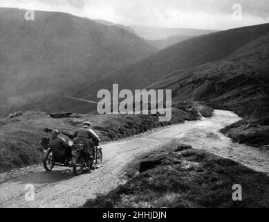 Moto et side-car participant à la coupe Liverpool Motor Club Reliance, descendant le long de la passe Chase à Llangollen, le 3rd septembre 1923 Banque D'Images