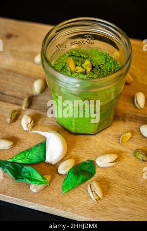 pâte verte de pot de pesto en verre de pistache Banque D'Images