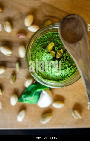 pâte verte de pot de pesto en verre de pistache Banque D'Images