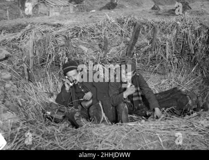 Homme d'artillerie belge à Oostkerke près de Diksmuide pendant la bataille de l'Yser vu ici en recevant des ordres via un téléphonr de terrain.Vers octobre 17th 1914 Banque D'Images