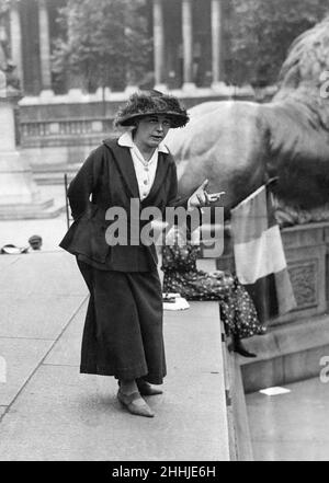 Mme Norah Dacre Fox, Secrétaire générale de l'Union sociale et politique des femmes, prenant la parole à l'aide de l'effort de guerre à Trafalgar Square, Londres, vendredi 9th juillet 1915.Elle exhorte les hommes à se joindre à l'armée et les femmes à fabriquer des munitions.Mme Norah Dacre Fox participe également à l'organisation d'une procession de service de guerre à Londres samedi prochain (17th juillet).Le WSPU avait accepté de mettre fin à leurs activités militantes et d'aider à l'effort de guerre Banque D'Images