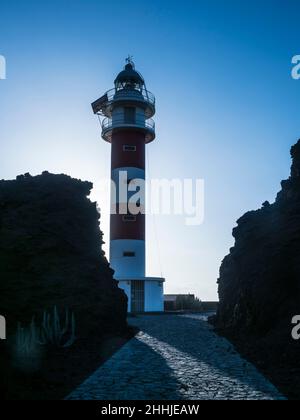 Teno, nord-ouest de Ténérife - péninsule avec phare, baie de pêche et baignade et plage, rochers et promenades en montagne.Le phare. Banque D'Images