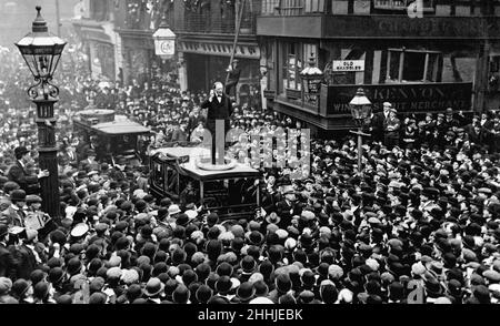 Winston Churchill parlant du haut d'une voiture à Manchester en avril 1908.Lors d'un changement de cabinet en avril qui a vu Herbert Asquith devenir Premier ministre, la vedette montante Churchill a reçu le poste de président de la Chambre de commerce. Banque D'Images