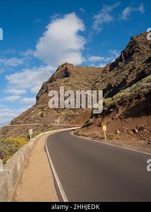 Teno, nord-ouest de Ténérife - péninsule avec phare, baie de pêche et baignade et plage, rochers et promenades en montagne.Route TF-445 fermée au trajet normal Banque D'Images