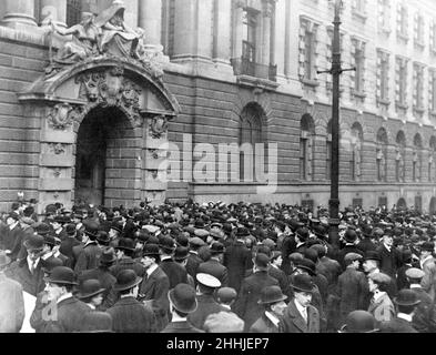 Tollington Park Arsenic CaseCrowds s'est rassemblé devant les tribunaux d'Old Bailey pour le procès de Frederick Seddon accusé d'empoisonnement Mlle Eliza Mary Barrow Mars 1912 Banque D'Images