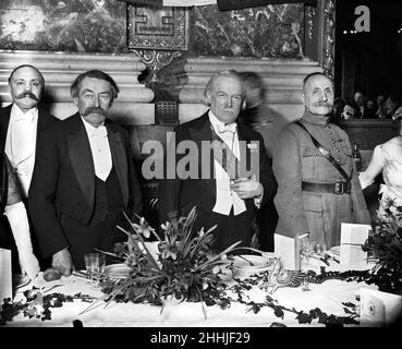 Le Premier ministre, M. David Lloyd George, au banquet national gallois de l'Hôtel Cecil, accompagné de son homologue français, M. Aristide Briand, et du héros français de la guerre, le Marshall Ferdinand Foch.2nd mars 1921. Banque D'Images