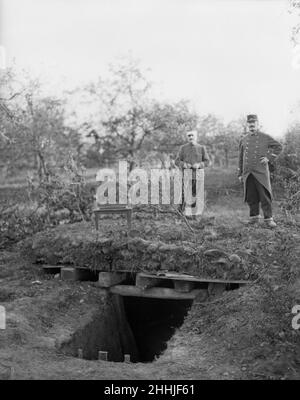 Le village de Villers aux Venta détruit par les Allemands lors des combats sur le flanc est de la première bataille de la Marne qui a interrompu l'avance allemande sur Paris.Après la libération du village, une série élaborée de fouilles ont été découvertes derrière une maison que le prince héritier allemand est couvert d'avoir occupée.Ces fouilles ont été couvertes de planches et de gazon, et ont été construites pour permettre au fils Kaisers et à son personnel de s'échapper en temps de danger.Cette photo montre les soldats français à l'entrée de la terrier également vu est la chaise prise de l'église que le prince Banque D'Images