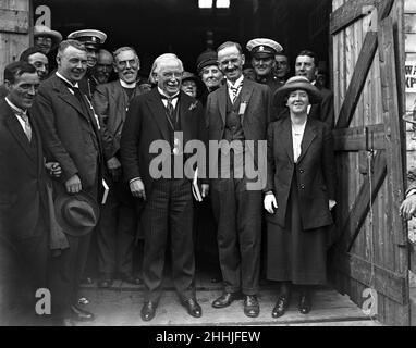 Lloyd George riant avec cœur sur une blague avec le président Bard (le suivant à droite), M. Cledlyn Davies, le principal prizewner de l'Eisteddfod gallois.Sur l'extrême droite est Mme Davies.Mold, Flintshire, pays de Galles.10th août 1923. Banque D'Images