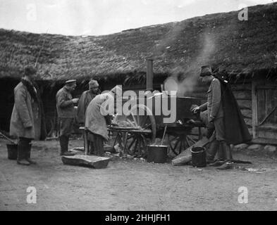 Le Dr Eugene Hurd inspecte le poêle de cuisine, donnant des ordres au soldat cuisinier en très mauvais russe.Cononel Hurd est le seul chirurgien américain attaché à la Croix-Rouge russe travaillant sur le terrain.3rd mai 1915 Banque D'Images