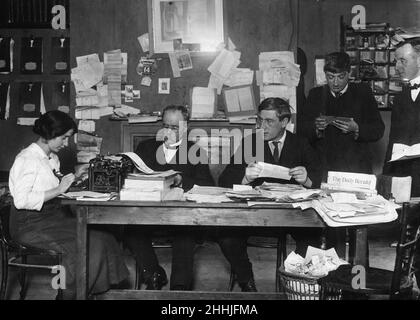 James Larkin, dirigeant syndical irlandais et militant social, photographié dans son bureau de Liberty Hall à Dublin avec son dactylographe et secrétaire Mme McKeon, en compagnie d'une masse de correspondants, traitant des transports et autres questions laissées en absence pendant son emprisonnement.photo prise pendant l'lock-out de Dublin,Un conflit industriel majeur entre 20000 travailleurs et 300 employeurs entre août 1913 et janvier 1914.Prise : 16th novembre 1913. Banque D'Images