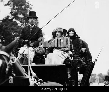 Rencontre du club de coaching à Hyde Park.le lieutenant Longfield qui a conduit la R.H., entraîneur de Woolwich avec Miss Turville Peter, à côté de lui dans la boîte à la rencontre du club de coaching à Hyde Park.Vers 1925 Banque D'Images