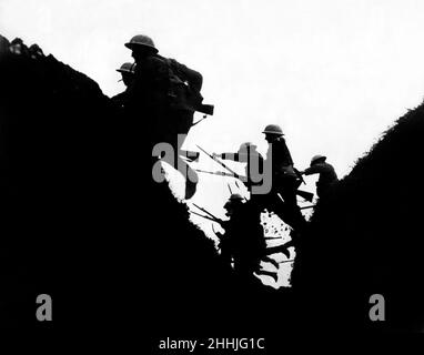 La Grande Guerre, ( première Guerre mondiale, WW1, première Guerre mondiale ).les soldats britanniques vont « au sommet » en juin 1916 pendant l'entraînement pour attaquer les tranchées allemandes quelque part en France.Vers juin 1916. Banque D'Images
