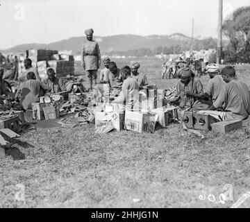 Les troupes de la division indienne de Lahore en 3rd se préparent à se déplacer vers le front depuis leur camp de repos à Marseille.Les soldats sont vus ici en train de charger des balles dans des ceintures de munitions .Septembre 1914 Banque D'Images