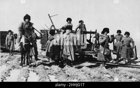 Des ingénieurs de l'armée russe ont vu ici poser une voie ferrée pour un chemin de fer à voie étroite pendant la campagne russe de mars 1916 (Circa) Banque D'Images