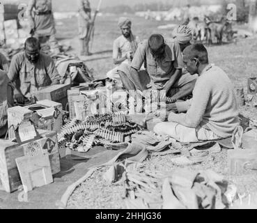 Les troupes indiennes se préparent à se déplacer vers le front depuis leur camp de repos à Marseille.Les soldats sont vus ici en train de charger des balles dans des ceintures de munitions .Septembre 1914 publié Daily Mirror page 7 2nd octobre 1914 Banque D'Images