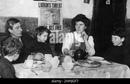 James Larkin, dirigeant syndical irlandais et militant social, photographié dans son bureau de Liberty Hall à Dublin avec son dactylographe et secrétaire Mme McKeon, en compagnie d'une masse de correspondants, traitant des transports et autres questions laissées en absence pendant son emprisonnement.photo prise pendant l'lock-out de Dublin,Un conflit industriel majeur entre 20000 travailleurs et 300 employeurs entre août 1913 et janvier 1914.Prise : 16th novembre 1913. Banque D'Images