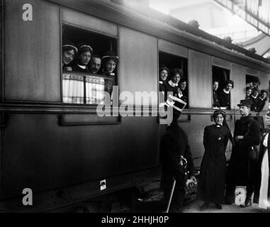 Un lot d'infirmières anglaises vues ici quittant Bruxelles pour le front de tend aux blessés.Les habitants leur ont donné un accueil splendide, et tout le monde a commenté à quel point ils avaient l'air gentils et sympathiques.Leurs soldats, ils pensaient qu'ils seraient dans des mains habiles.Chaque homme qui revient de Liège à la capitale est considéré comme un héros et est fait pour raconter encore et encore la merveilleuse histoire de la manière dont les Allemands ont été repoussés par un petit groupe héroïque de défenseurs.Août 1914 Banque D'Images