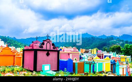 Cimetière coloré de Chichichastenango. Guatemala. Banque D'Images