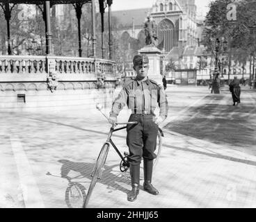 Les scouts belges transportaient des messages trop privés pour faire confiance aux télégrammes ou aux messagers ordinaires. Pendant les premières étapes de la première guerre mondiale.Certains ont été envoyés en France pour rassembler la récolte pendant que les hommes sont partis à la guerre.Les scouts belges, ont été délivrés avec des pistolets, comme leur travail a amené les proches de la ligne de front.Un scout est devenu célèbre au début de la guerre à la suite de la capture de deux espions allemands habillés comme prêtre près de Liège.Après cela, le garçon, Joseph Louis Leyssen vu en photographie, a été autorisé à aider sur la ligne de front, et plus d'une fois a roulé avec l'importation Banque D'Images