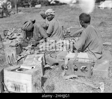 Les troupes indiennes se préparent à se déplacer vers le front depuis leur camp de repos à Marseille.Les soldats sont vus ici en train de charger des balles dans des ceintures de munitions .Septembre 1914 Banque D'Images