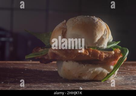 Des sandwiches de porc farcis appelés PORCHETTA en langue italienne à vendre dans la rue. Banque D'Images