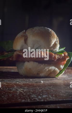 Des sandwiches de porc farcis appelés PORCHETTA en langue italienne à vendre dans la rue. Banque D'Images