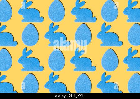 Les lapins bleus et les œufs bleus sont motifs sur fond jaune Banque D'Images