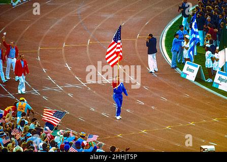 Ed Burke Team USA le porteur du drapeau marche lors des cérémonies d'ouverture des Jeux d'été de l'Oympic 1984. Banque D'Images