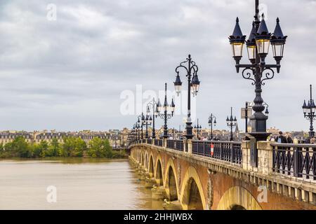 Pont de pierre, vieux pont de poney à Bordeaux en une belle journée d'été, France Banque D'Images